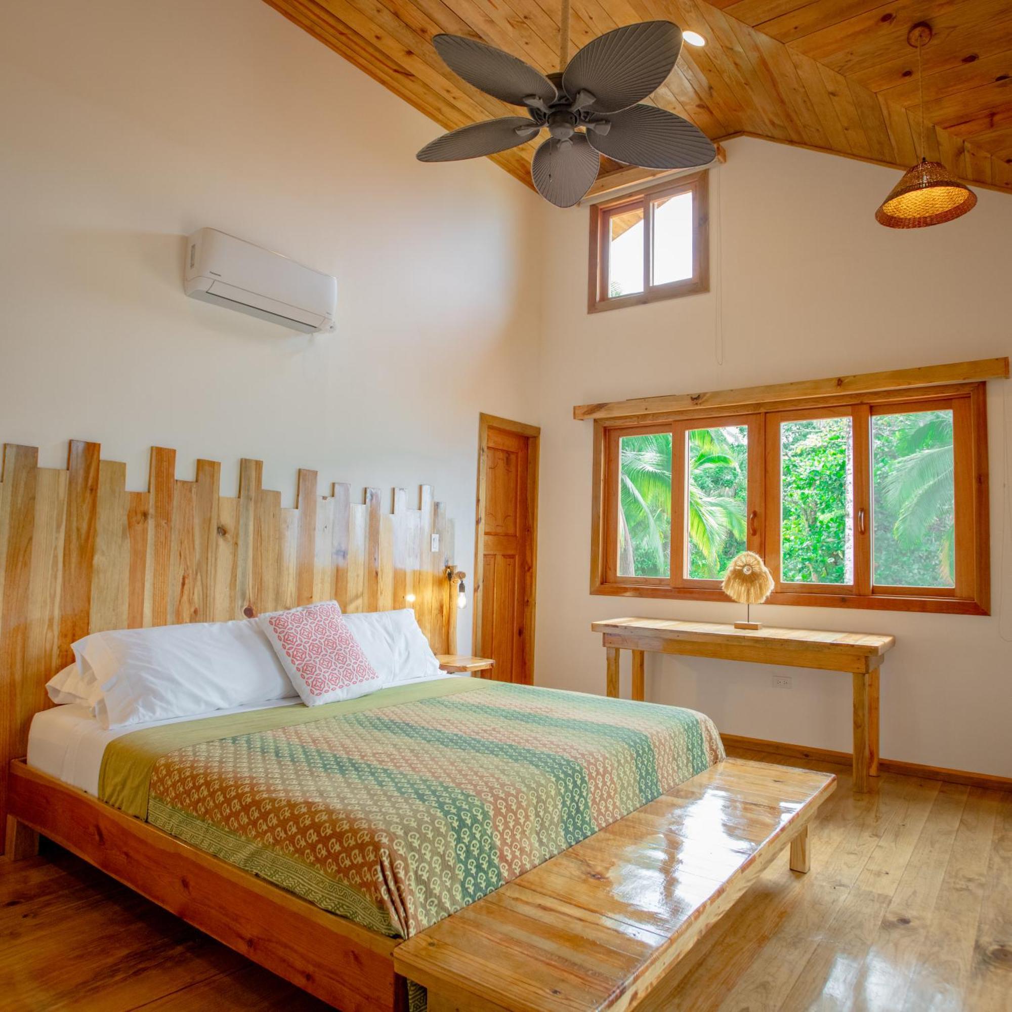 Casa Cayuco Eco-Adventure Lodge ボカス・タウン エクステリア 写真